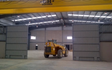 Puertas industriales en proceso de fabricación en la fábrica de Puertas Pizá.
