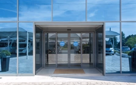 Puerta automática de cristal en edificio comercial de Puertas Pizá.